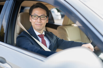 車に乗るビジネスマン