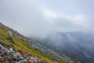Chmura, mgła w górach, trekking panorama © Damian