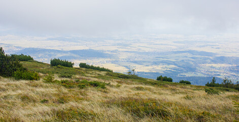 Widok z babiej góry, pochmurny trekking, panorama na miasto z góry, wietrzny dzień na szlaku