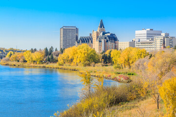 Obraz premium A city with a river running through it and a large building in the background