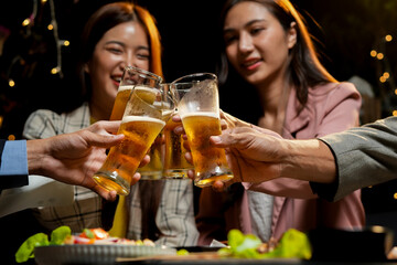 Friends are celebrating at a party, nightclubs are raising wine glasses to celebrate friendship.