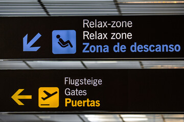 Flight, yellow puertas gates boarding panels at the airport