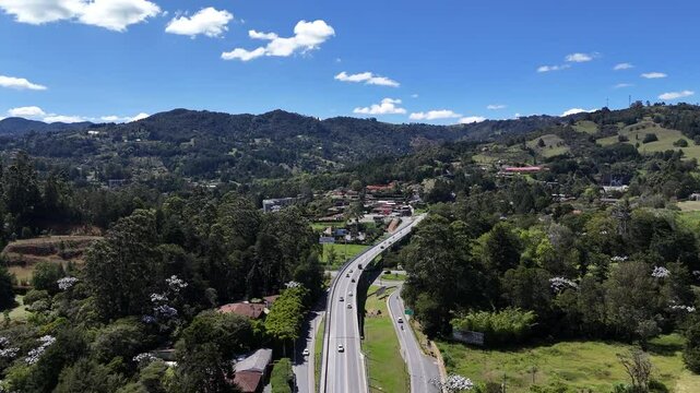 video a&eacute;reo realizado en el sector de Sajonia, Rionegro, Colombia; cerca al aeropuerto Jos&eacute; Mar&iacute;a Cordova y al t&uacute;nel de Oriente que comunica a Medell&iacute;n con el terminal a&eacute;reo.
