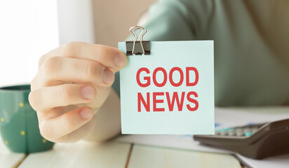 Text good news on the shotnote paper on the packing paper background