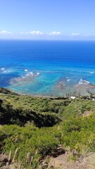 Fototapeta premium The turquoise blue Pacific Ocean around Oahu Island, Hawaii