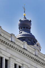 Leipzig, Turm des Neuen Rathauses hinter historischer Bankhausfassade