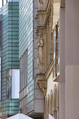 Leipzig, alt und neu, Wandskulpturen an einer Fassade in der Petersstraße