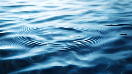Naklejka premium Serene Water Ripples: A Study in Blue