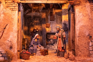 Figuras para decorar un bel&eacute;n de navidad. Establo con nacimiento del ni&ntilde;o Jes&uacute;s. Biblia, decoraci&oacute;n, religi&oacute;n