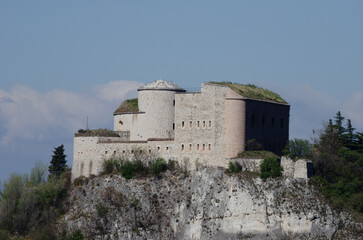 Fototapeta premium Rivoli Veronese Fortress, in northern Italy, is a key 19th-century Austrian stronghold. Overlooking the Adige River, it played a vital role in Napoleonic Wars and offers stunning views today.