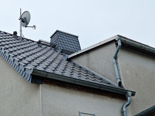 Dach eines Wohnhauses mit Schornstein