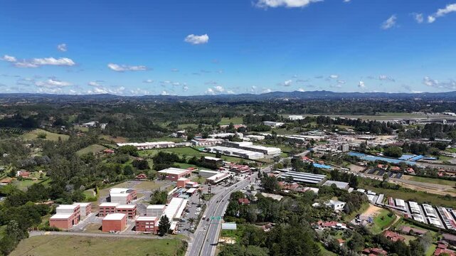 video a&eacute;reo realizado en el sector de Sajonia, Rionegro, Colombia; cerca al aeropuerto Jos&eacute; Mar&iacute;a Cordova y al t&uacute;nel de Oriente que comunica a Medell&iacute;n con el terminal a&eacute;reo.
