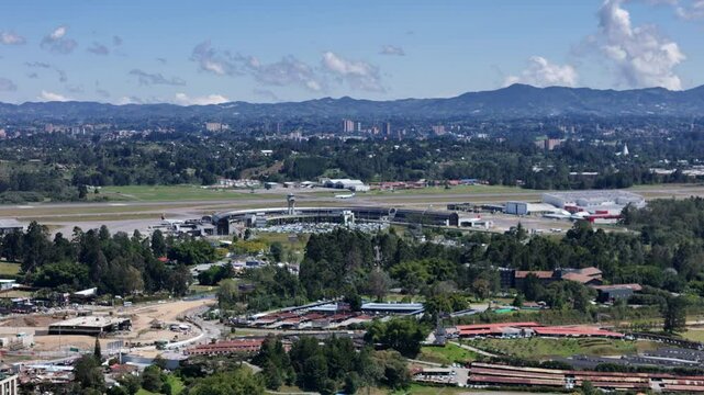 video a&eacute;reo realizado en el sector de Sajonia, Rionegro, Colombia; cerca al aeropuerto Jos&eacute; Mar&iacute;a Cordova y al t&uacute;nel de Oriente que comunica a Medell&iacute;n con el terminal a&eacute;reo.
