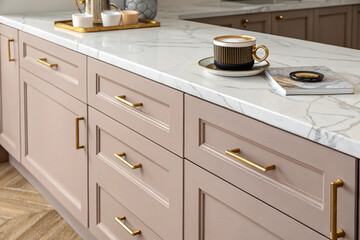 Современный цвет 2025 Mocha Mousse, шоколадные оттенки Mocha Mousse. Modern kitchen design with elegant marble countertops and gold accents