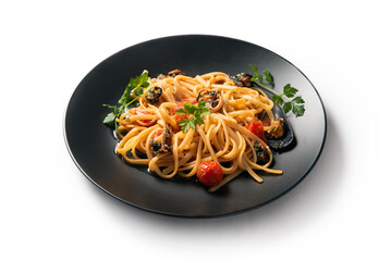 Piatto di deliziose linguine con cozze e pomodorini, pasta italiana, ricetta mediterranea 