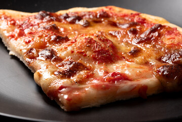 Primo piano di una fetta di pizza italiana, cibo europeo 