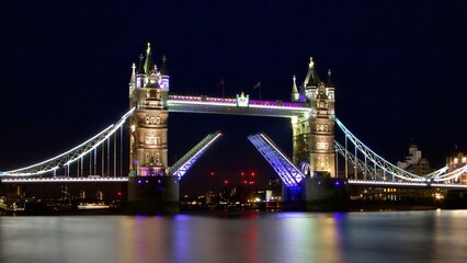 Obraz premium An aerial photograph of London's iconic Tower Bridge spanning the River Thames. The historic structure stands as a symbol of London's rich history and modern vibrance.