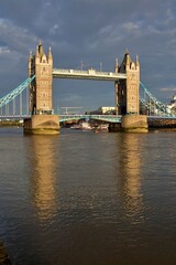 Obraz premium An aerial photograph of London's iconic Tower Bridge spanning the River Thames. The historic structure stands as a symbol of London's rich history and modern vibrance.
