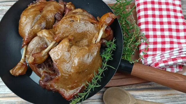 cuisses de canard confites, en cuisson, dans une po&ecirc;le