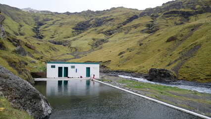 Seljavallalaug swimming pool Iceland. Dziki basen geotermalny w islandzkich górach.  © onlytraveler