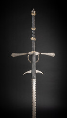Studioaufnahme eines historischen mittelalterlichen Schwerts Bidenhänder Waffe vor schwarzem...