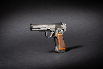 Eine Schweizer W+F 43 Kurzwaffe Pistole aus der Kriegsära, geschmückt mit Wappenschild,...