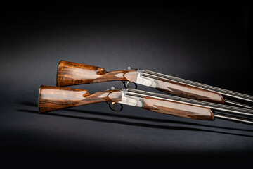 Zwei luxuriöse Doppel-Flinten mit edlen Gravuren und erlesener Walnussholzmaserung - Ein...