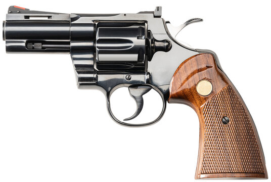 Studioaufnahme eines Colt Python 3 Revolver Pistole Kurzwaffe auf freigestelltem transparentem Untergrund