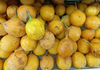 LOTS OF GRANADILLAS IN THE SUPERMARKET
