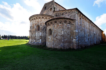 Fototapeta premium Piza Bazylika San Pietro ApostoloJest to zabytkowy rzymskokstolickikościł w Pizie znajduje się w miejscu gdzie według tradycji św. Poitr zszedł na ląd w drodze z Antiochii do Rzymu
