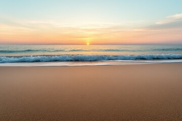Obraz premium Beautiful sunset over calm ocean waves at the beach