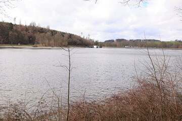Am Möhnesee im Sauerland wird Wasser in das Vorbecken abgelassen	