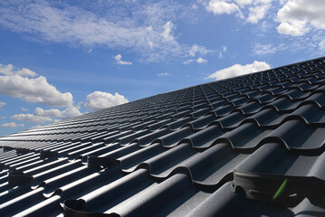 Naklejka premium Metal roof tile with sky home building construction
