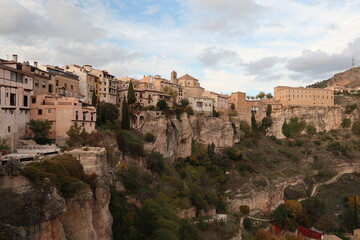 Cuenca antigua se asoma al Huécar.