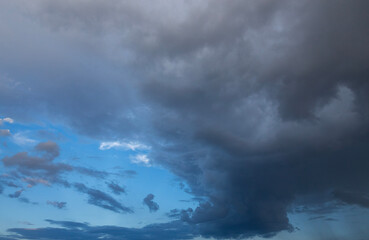 Obraz premium storm clouds against blue sky