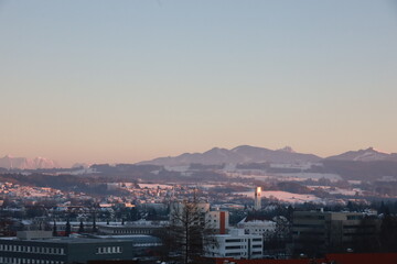 Obraz premium A city skyline with a mountain in the background