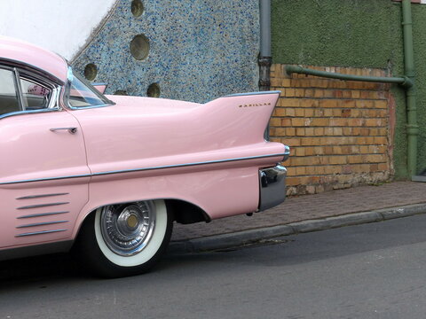 Cadillac deVille Limousine und Stra&szlig;enkreuzer mit Chrom und Glanz in Rosa oder Pink am 25.07.2015 beim Oldtimertreffen Golden Oldies in Wettenberg Krofdorf-Gleiberg bei Gie&szlig;en in Hessen