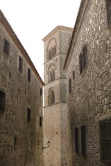 Torre vista entre dos calles de Trujillo.