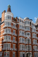 Obraz premium Red bricks houses on Hans Crescent street in Royal Borough of Kensington and Chelsea, London, UK