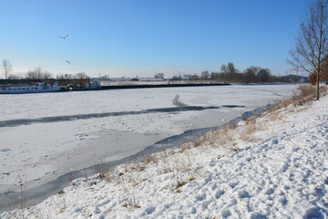 Fototapeta premium fluss mit Eis im Winter