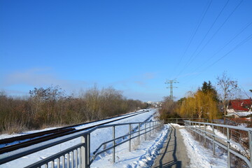 Bahnstrecke mit Schnee