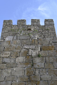 Torre atalaya de castillo. Muralla.