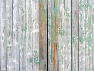 Altes Holztor mit abblätternder grüner Farbe und schöner Struktur aus alten Brettern in Pastellfarben auf einem Bauernhof in Wettenberg Krofdorf-Gleiberg bei Gießen in Hessen © Martin Debus