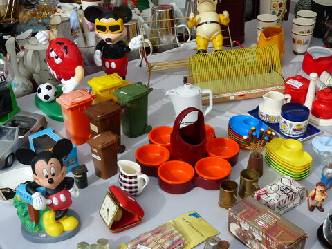 Micky Maus Figuren der F&uuml;nfzigerjahre und Nachkriegszeit auf dem Flohmarkt und Tr&ouml;delmarkt am 26.07.2015 beim Oldtimertreffen Golden Oldies in Wettenberg Krofdorf-Gleiberg bei Gie&szlig;en in Hessen