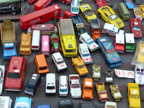 Spielzeug und Modellautos von Matchbox, Siku und Corgi Toys auf dem Flohmarkt am 26.07.2015 beim Oldtimertreffen Golden Oldies in Wettenberg Krofdorf-Gleiberg bei Gie&szlig;en in Mittelhessen
