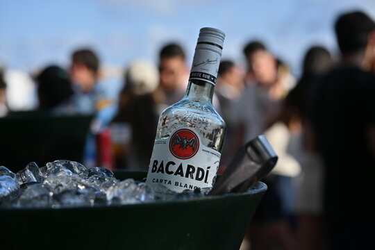 botella de Ron Bacardi Blanco en hielo