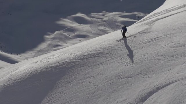 Skieur dans poudreuse profonde