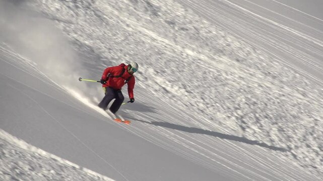 Skieur dans poudreuse profonde