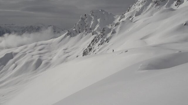 Skieur dans poudreuse profonde