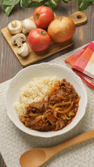 日本の食べ物｜ハヤシライスと食材(トマト・マッシュルーム・玉ねぎ)